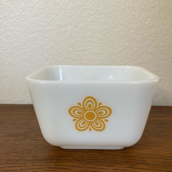 Butterfly Gold Pyrex Refrigerator Dish 501 - Picture 1 of 4